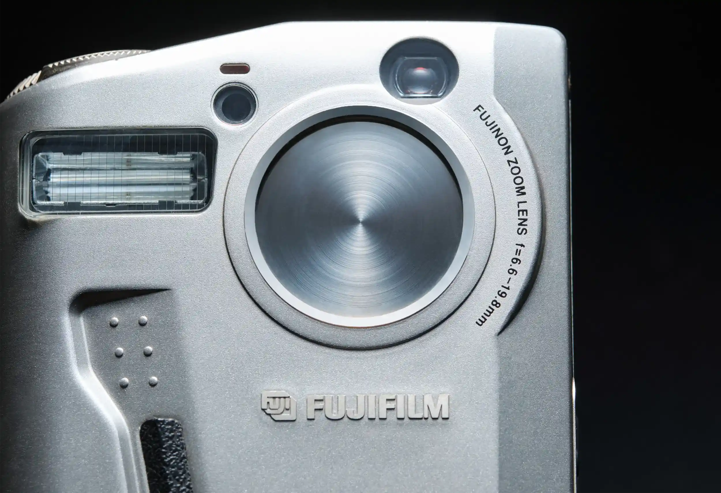 レンズカバーのパーツとしてカメラの一部分にスピン研磨仕上げを施すことで、その部分がキラリと光り目線を惹きつけ製品全体のバランスも良くなります。