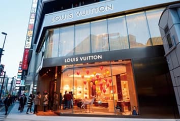 クロスのヘアラインを行うことで落ち着いた雰囲気に。ダークブラウンに発色させた、ステンレスパネルとの相性も良好です。