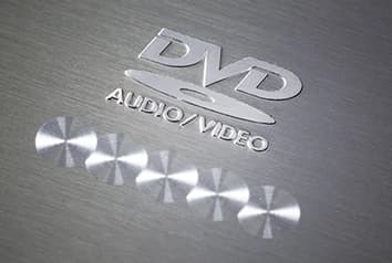 背景にヘアラインを入れて落ち着いた高級感をだし、スピン仕上げを5個重ねることによりCD5枚チェンジャーを表現しています。