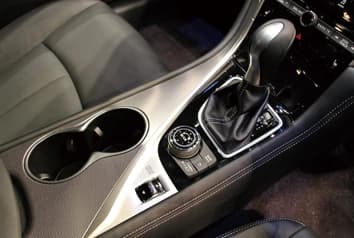 印刷柄の背景としてオーバーラップスピン加工。下地として研磨柄を使用することで、波のように動く風合いだけを見せます。この動きを表現するのは、デザイン研磨ならではの特徴です。