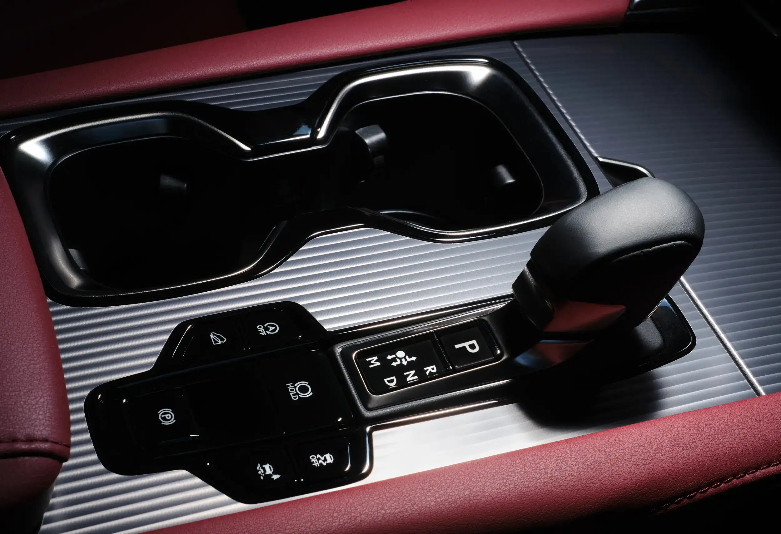 アルミ板に10φのスピンラインを4.5ピッチで1本1本正確に引くことで、スピン目の上半分だけが見えるように整列させて上書きしています。1本ずつしか加工ができない高級意匠です。グレーの色合いも加わることで車内の空間が一気に引き締まり、自動車の内装パーツとしての高級感を演出します。