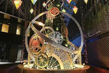 金属でできた巨大クリスマスツリーのリングの部分に、ウロコスピンのアルミシールを使用。円状でループしていて光の当たり方が変わるのでキラキラ感が増しています。